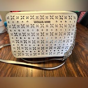 Michael Kors Purs White 91/2 x 6”